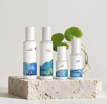 Calm Breeze Routine von BARAU – Calm Cleanser, Blossom Tonic, Vital Serum und Mild Cream auf Travertinstein, Bio-Gesichtspflege-Set für empfindliche Haut