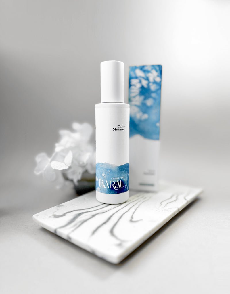 Calm Cleanser Reinigungsgel stilvoll drapiert – Naturkosmetik für die sanfte Gesichtsreinigung