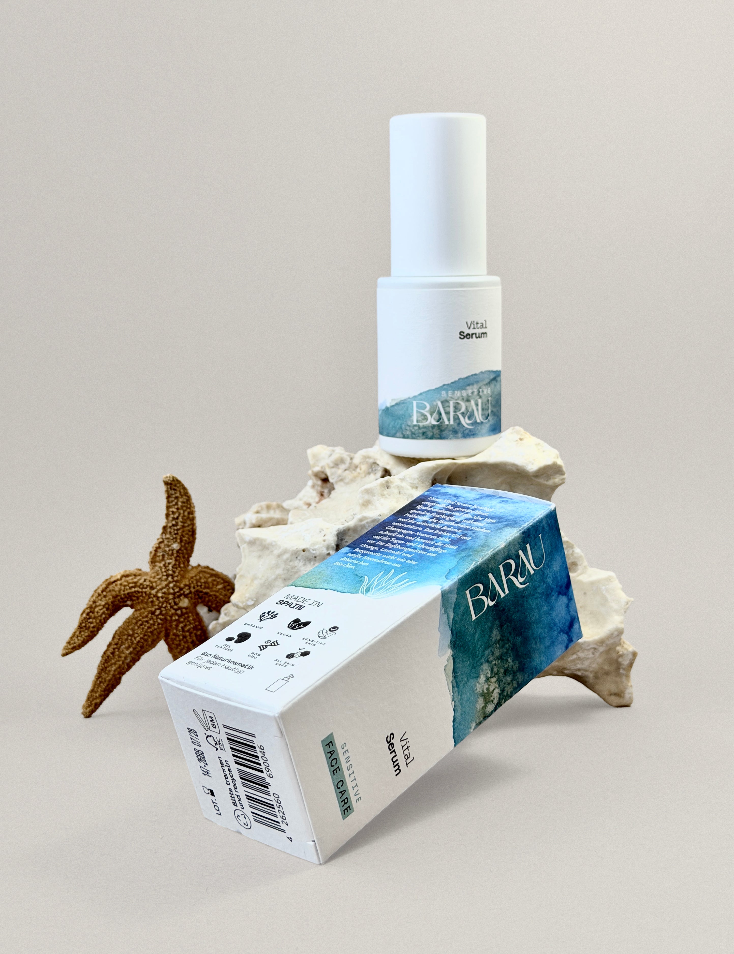 Vital Serum von Barau mit Verpackung – Feuchtigkeitsserum mit Hyaluronsäure am Strand inszeniert