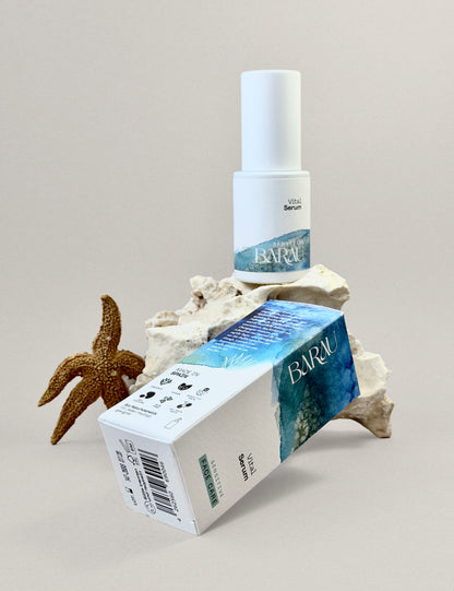 Vital Serum von Barau mit Verpackung – Feuchtigkeitsserum mit Hyaluronsäure am Strand inszeniert