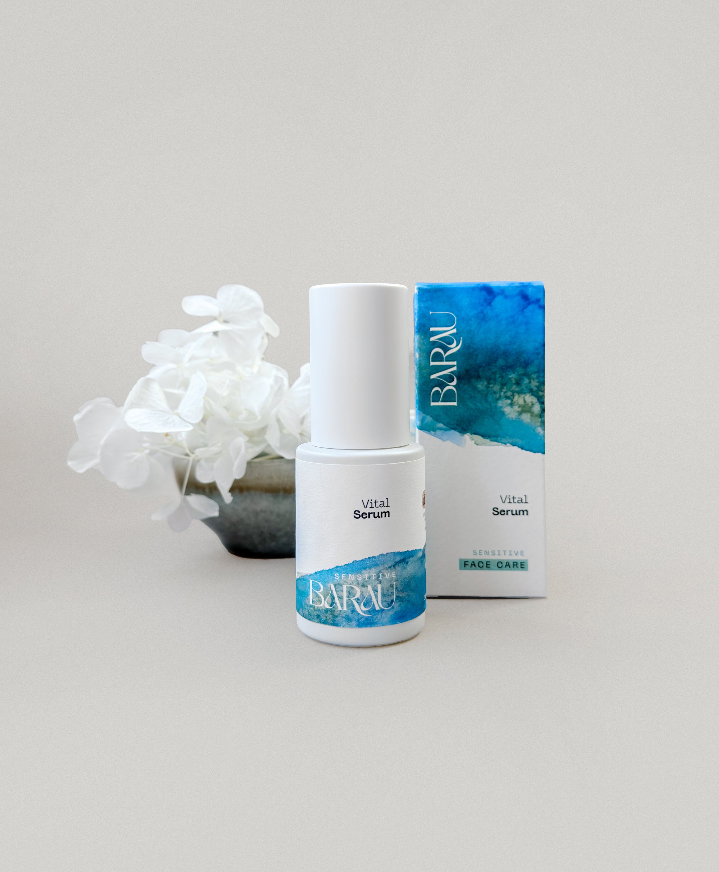 Vital Serum Feuchtigkeitsserum stilvoll drapiert – Naturkosmetik für empfindliche, gereizte Haut